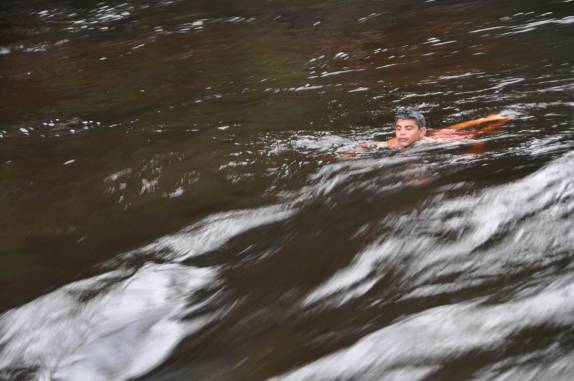 Rapaz nos mostra como enfrentar as corredeiras do Urubuí sem bóias ou coletes! (em Presidente Figueiredo - AM)